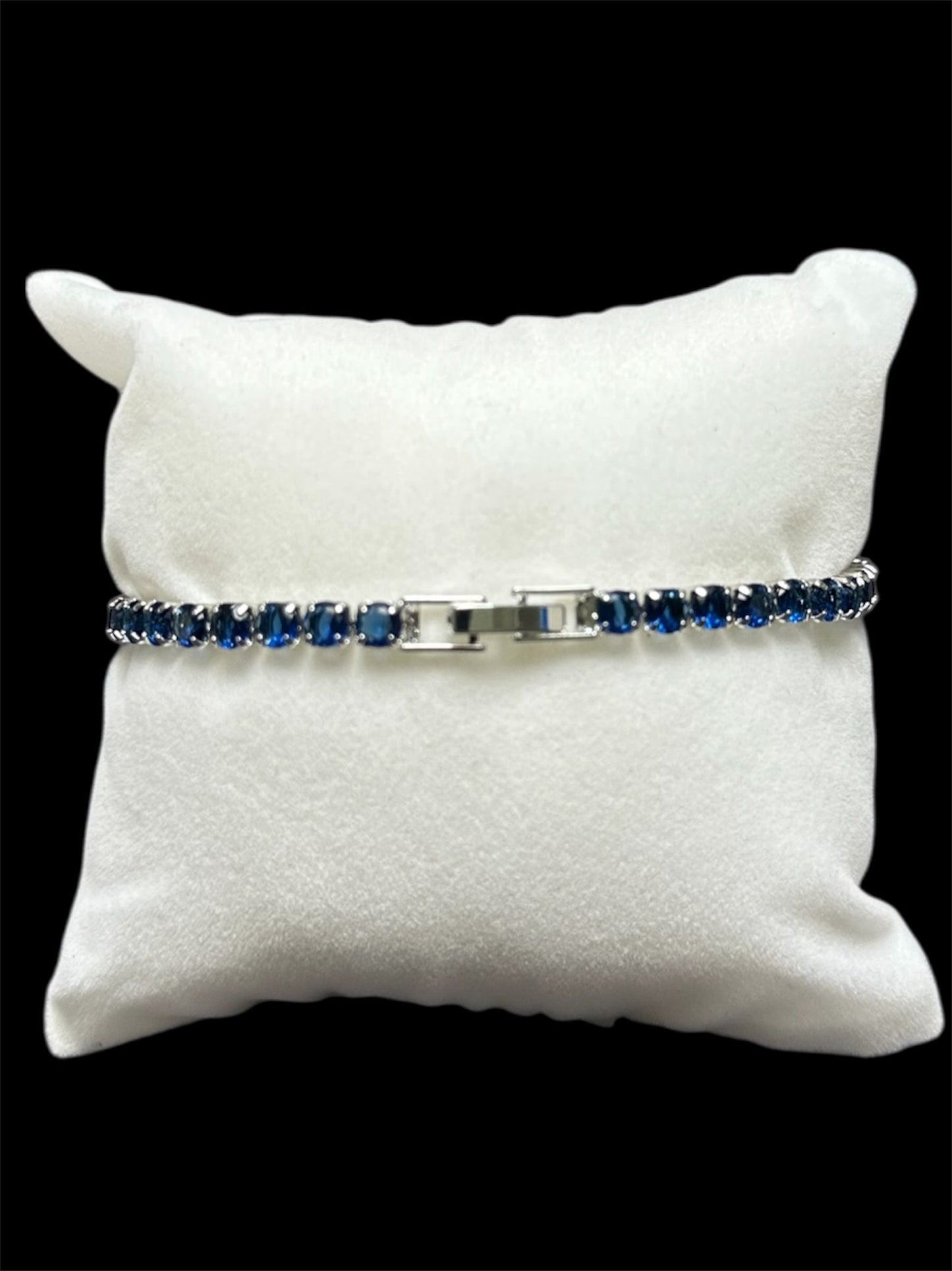 Pulsera tenis azul 3 mm chapa oro 14k sobre cojín blanco, con brillantes incrustaciones de zirconitas.