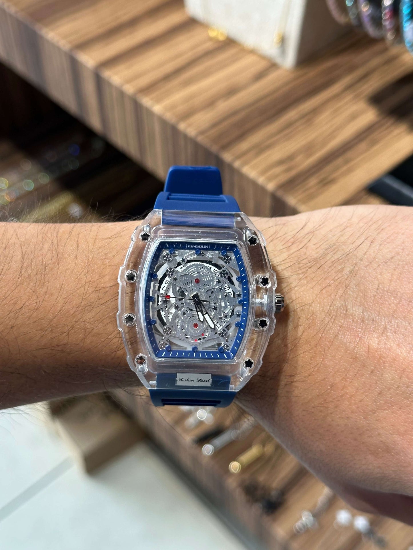 Reloj Ks Azul en acero inoxidable ajustable con diseño moderno en la muñeca.