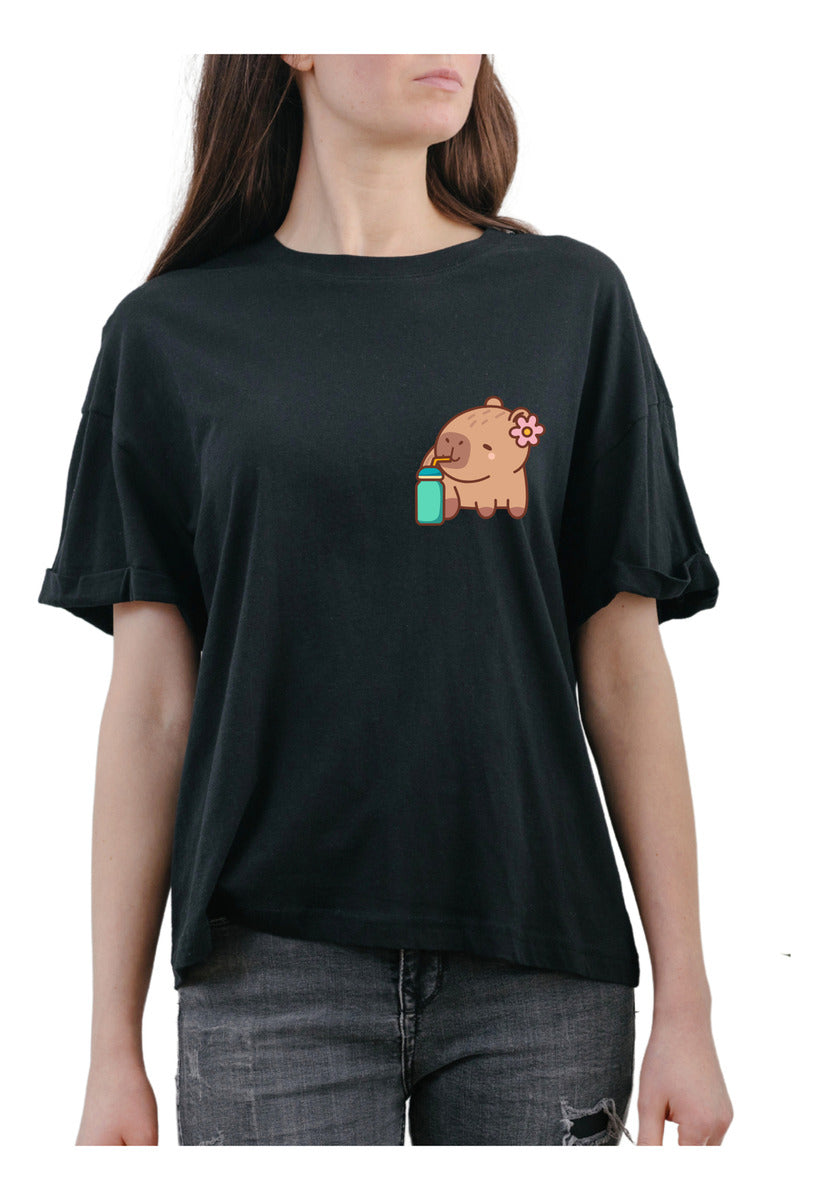 Playera Negra Mujer – Capibara con Juguito | Modelismo Urbano Ajolotástico