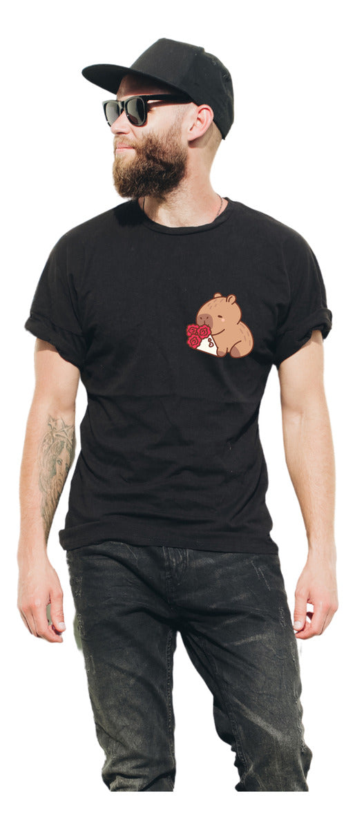Playera Negra Hombre – Capibara con Ramo de Rosas | Minimalismo Urbano Ajolotástico