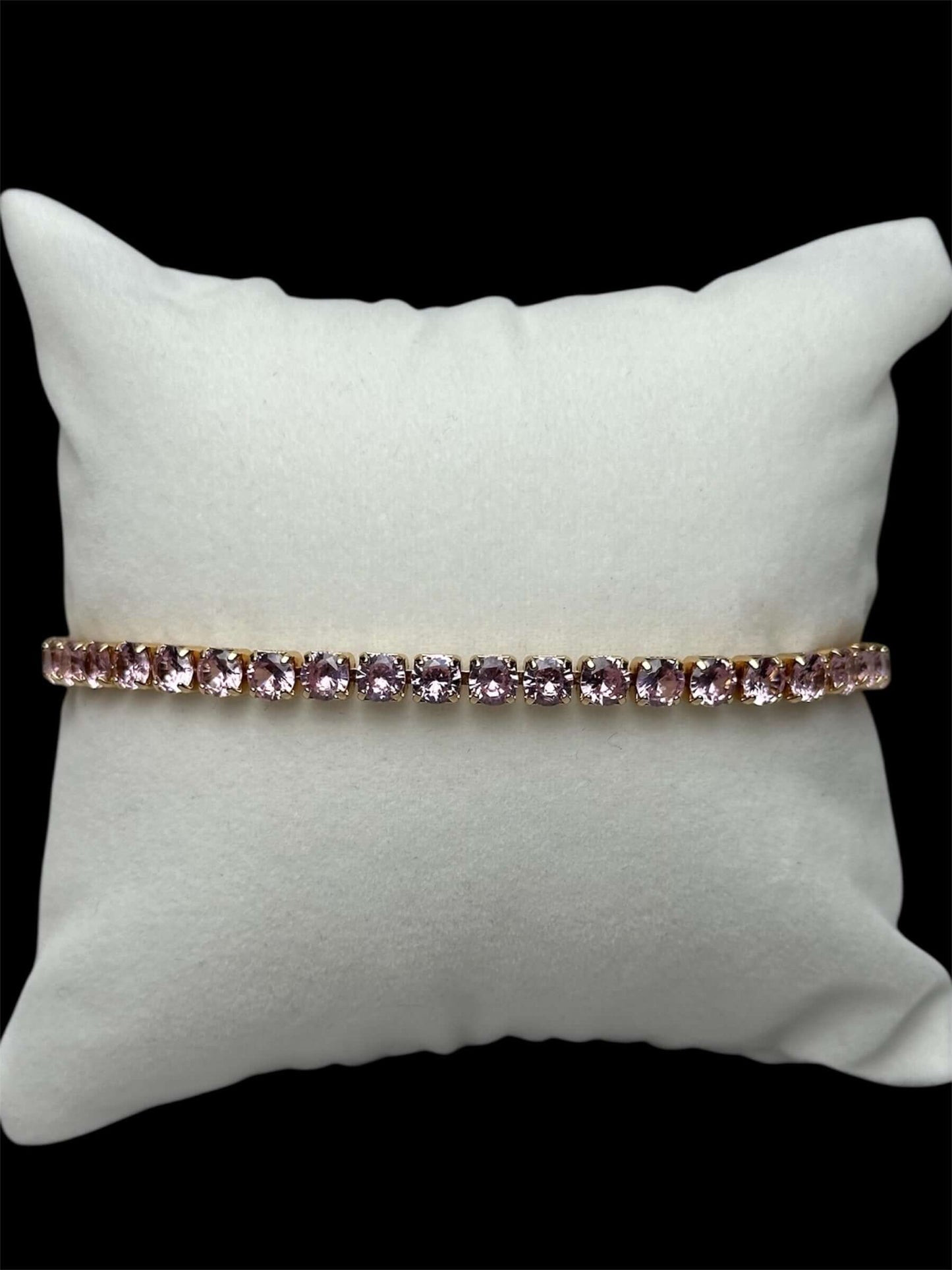 Pulsera de tenis rosa 3 mm sobre un cojín blanco, con incrustaciones de zirconias brillantes.