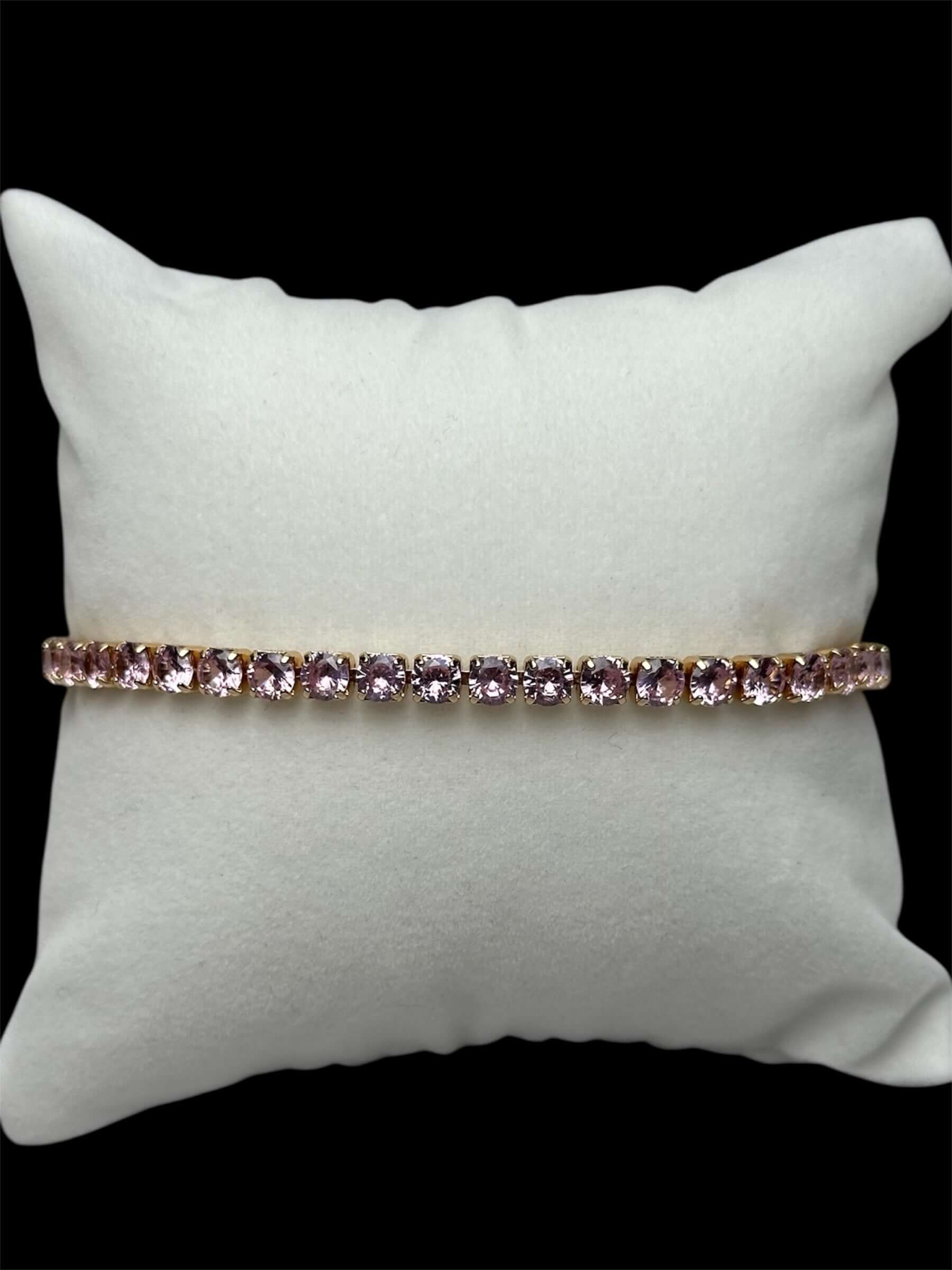Pulsera de tenis rosa 3 mm sobre un cojín blanco, con incrustaciones de zirconias brillantes.
