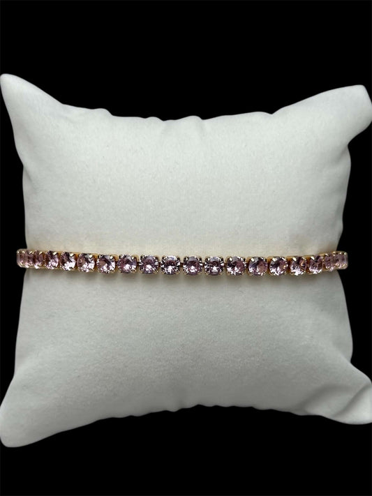 Pulsera de tenis rosa 3 mm sobre un cojín blanco, con incrustaciones de zirconias brillantes.