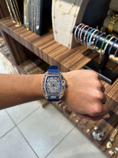 Reloj Ks Azul en acero inoxidable ajustable, visto en una muñeca, destacando su diseño moderno y atractivo.