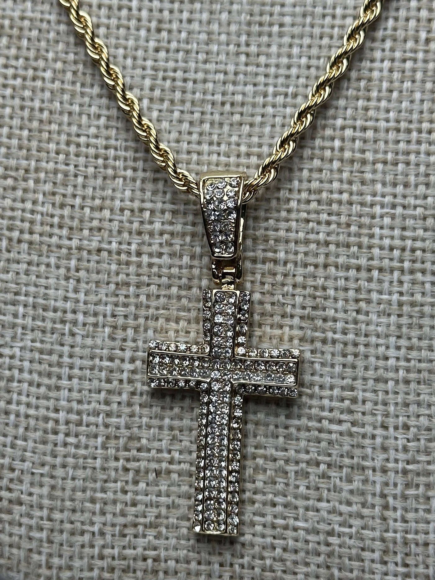 Cadena Dije Cruz Dorada Plana 3.5 cm All In Men Joyeria