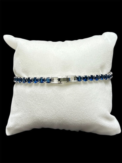 Pulsera tenis azul 3 mm chapa oro 14k sobre cojín blanco, con brillantes incrustaciones de zirconitas.