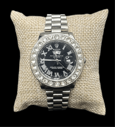 Reloj RLX Zirconias Fondo Negro sobre cojín, con diseño de acero inoxidable y fondo negro decorado con zirconias