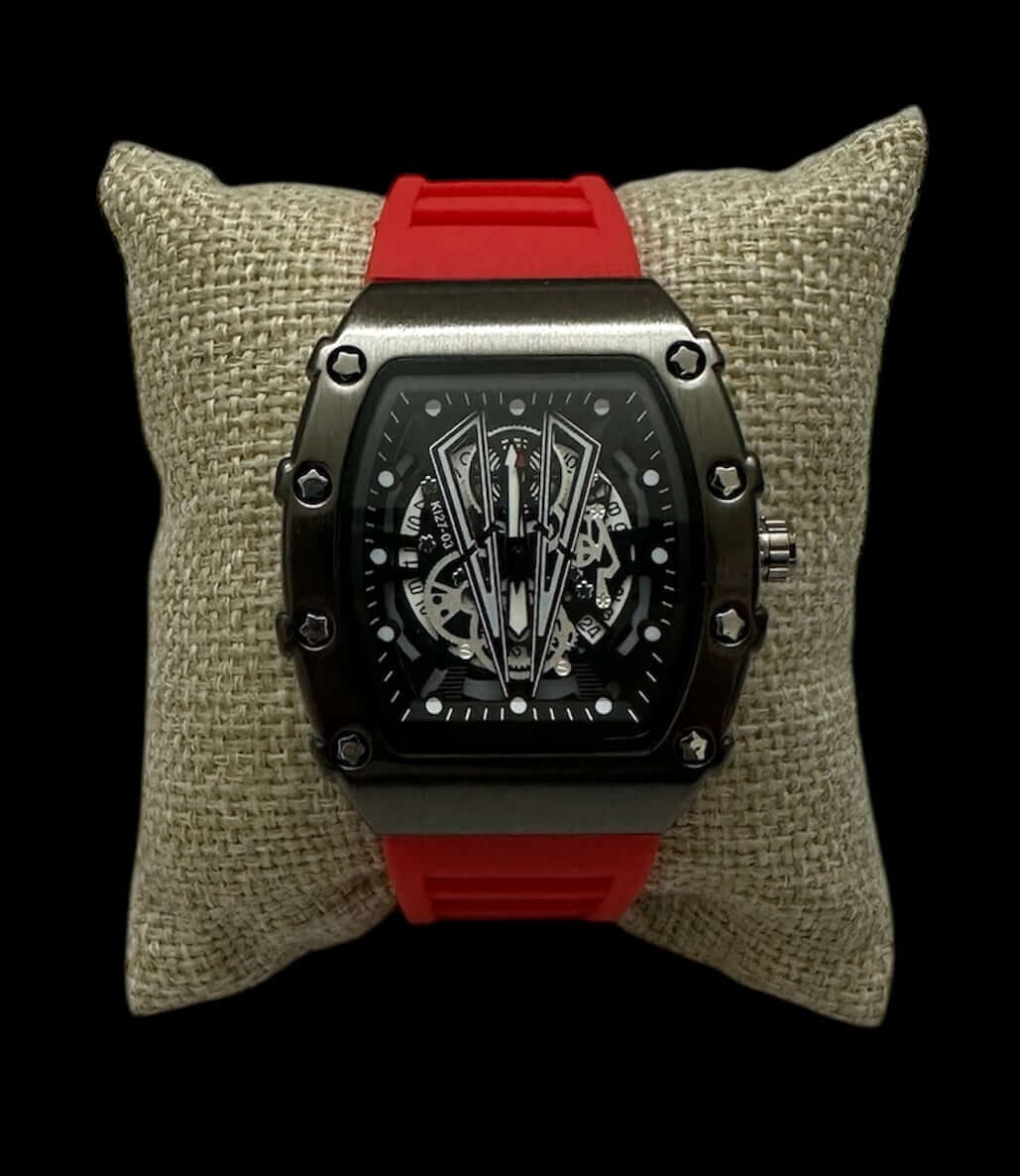 Reloj RM Rojo Ajustable sobre cojín, hecho de acero inoxidable, con diseño elegante y correa ajustable.