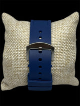 Reloj Ks Azul con correa azul de acero inoxidable ajustable sobre cojín decorativo