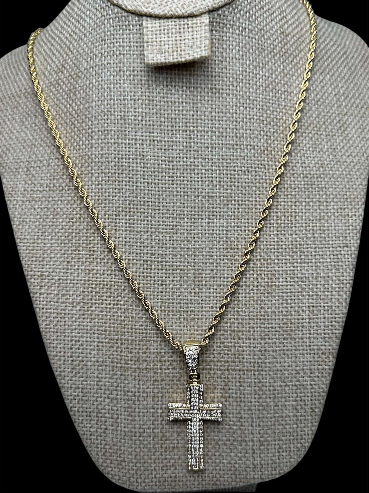 Cadena Dije Cruz Dorada Plana 3.5 cm All In Men Joyeria