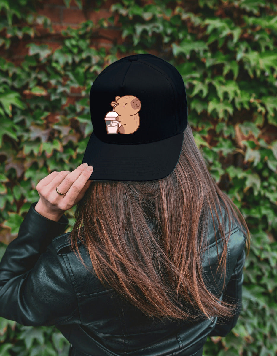 Gorra Negra Tipo Baseball – Capibara con Malteada | Accesorios Unisex Ajolotástico