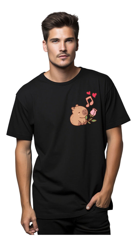 Playera Negra Hombre – Capibara Cantando con Corazones | Minimalismo Urbano