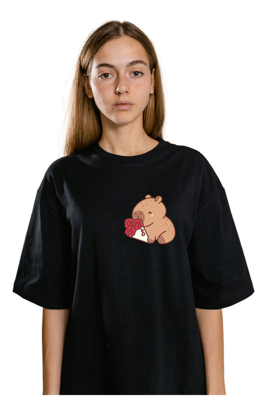 Playera Negra Mujer – Capibara con Ramo de Rosas | Minimalismo Urbano