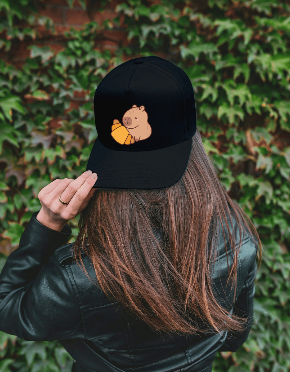 Gorra Negra Tipo Baseball – Capibara con Cuernito | Accesorios Unisex Ajolotástico