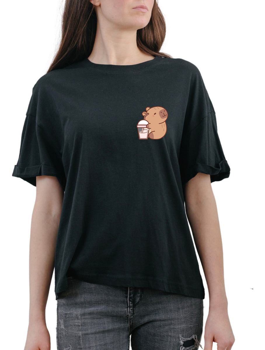Playera Negra Mujer – Capibara con Malteada Tierno | Minimalismo Urbano Ajolotástico