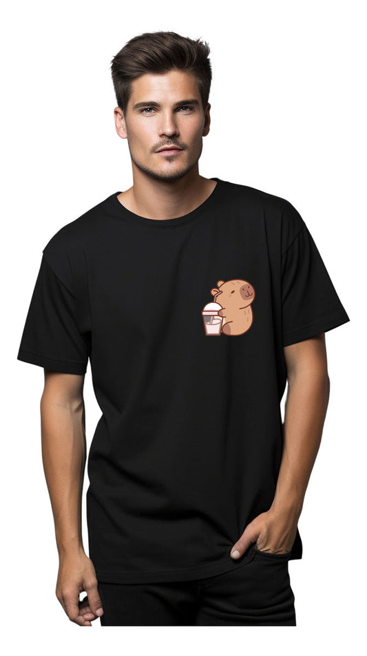 Playera Negra Hombre – Capibara con Malteada Tierno | Minimalismo Urbano