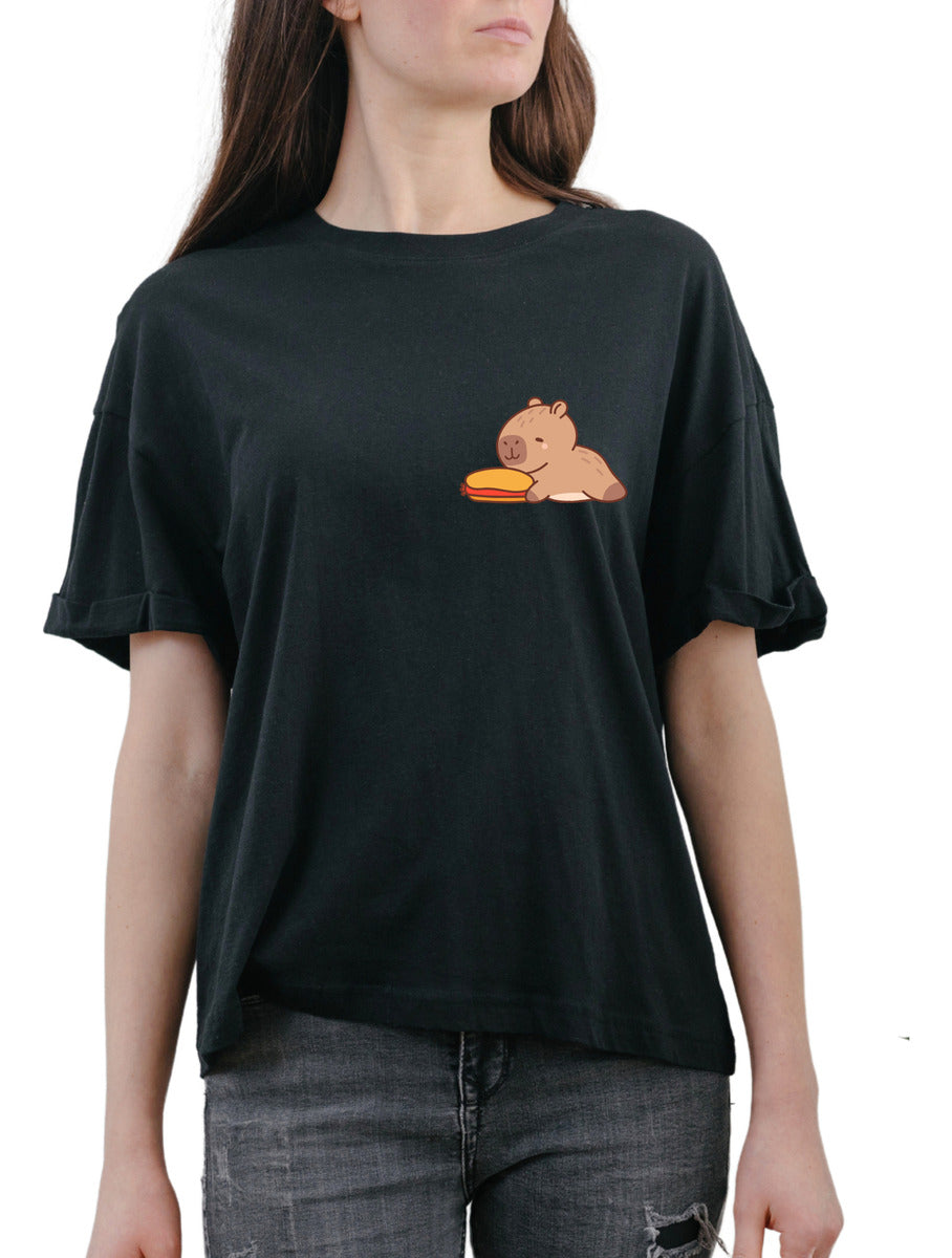 Playera Negra Mujer – Capibara con Salchicha Hot Dog Divertido | Minimalismo Urbano Ajolotástico