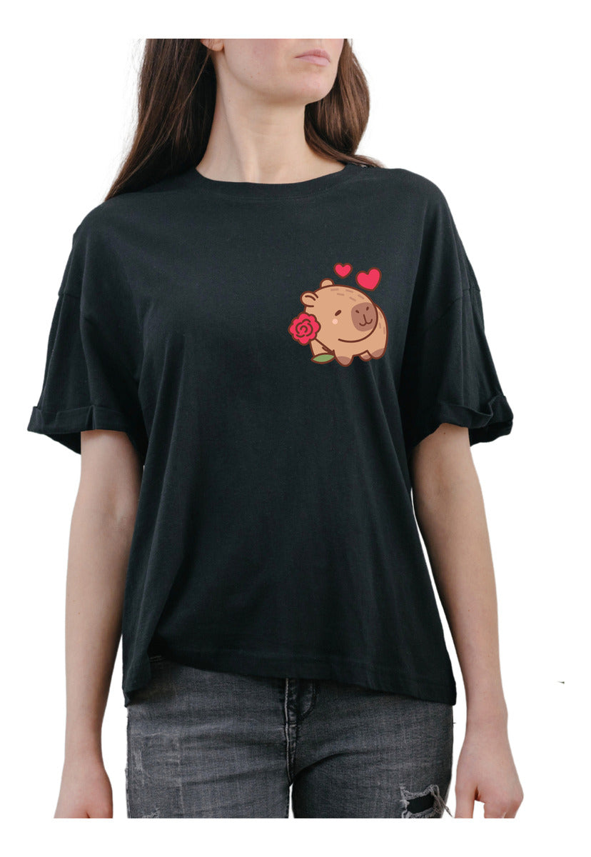 Playera Negra Mujer – Capibara con Rosa y Corazones | Minimalismo Urbano Ajolotástico