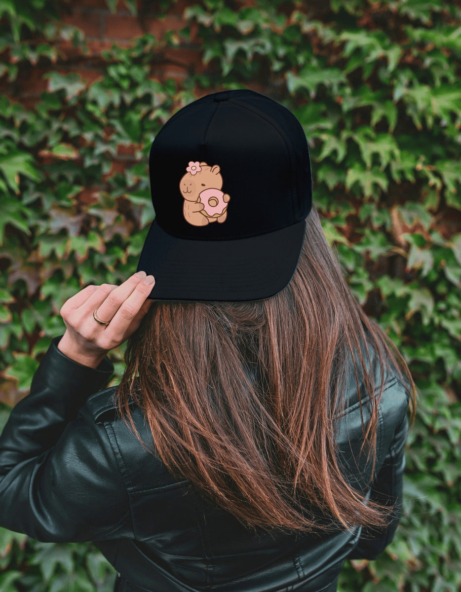 Gorra Negra Tipo Baseball – Capibara con Dona | Accesorios Unisex Ajolotástico