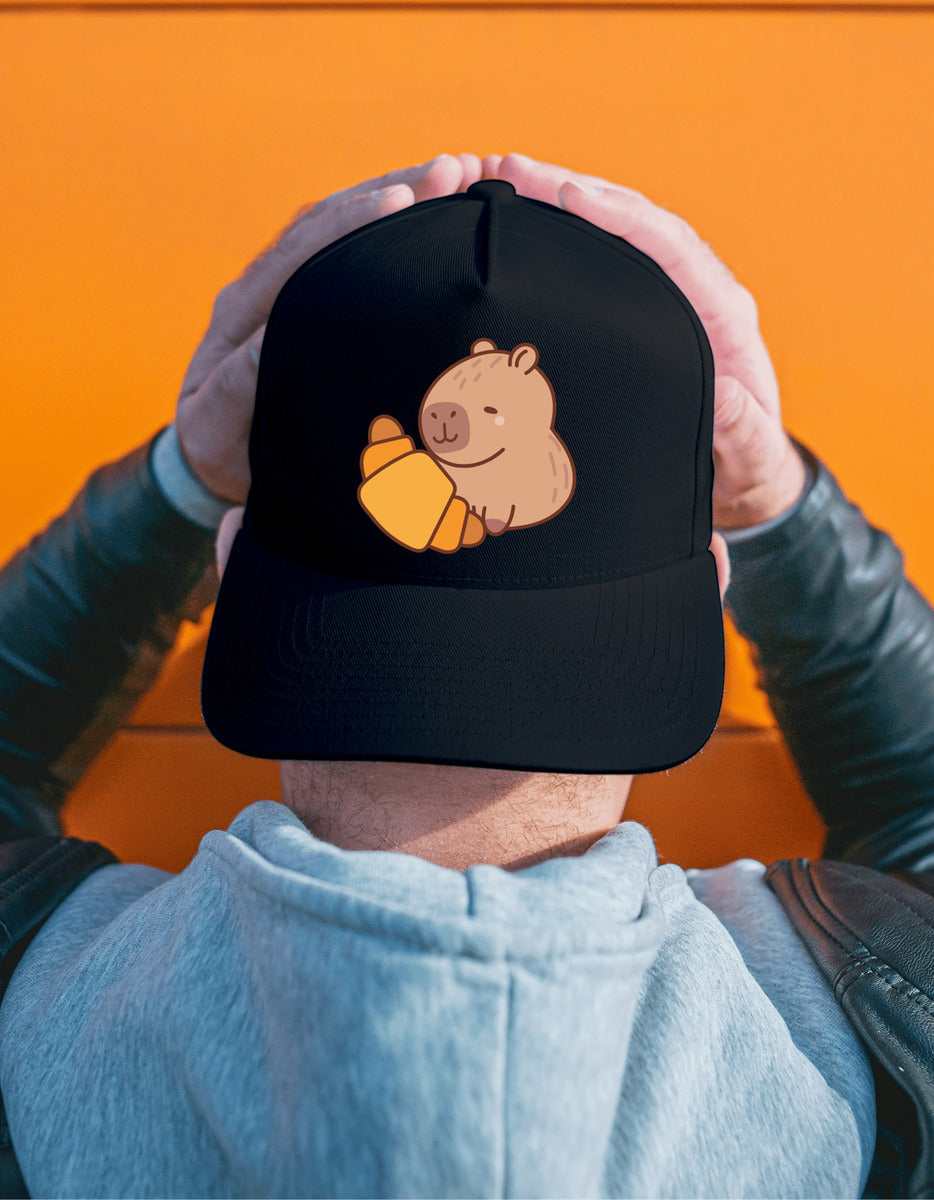Gorra Negra Tipo Baseball – Capibara con Cuernito | Accesorios Unisex Ajolotástico