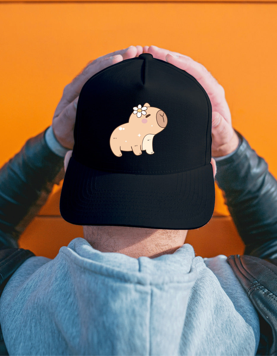 Gorra Negra Tipo Baseball – Capibara con Flor | Accesorios Unisex Ajolotástico