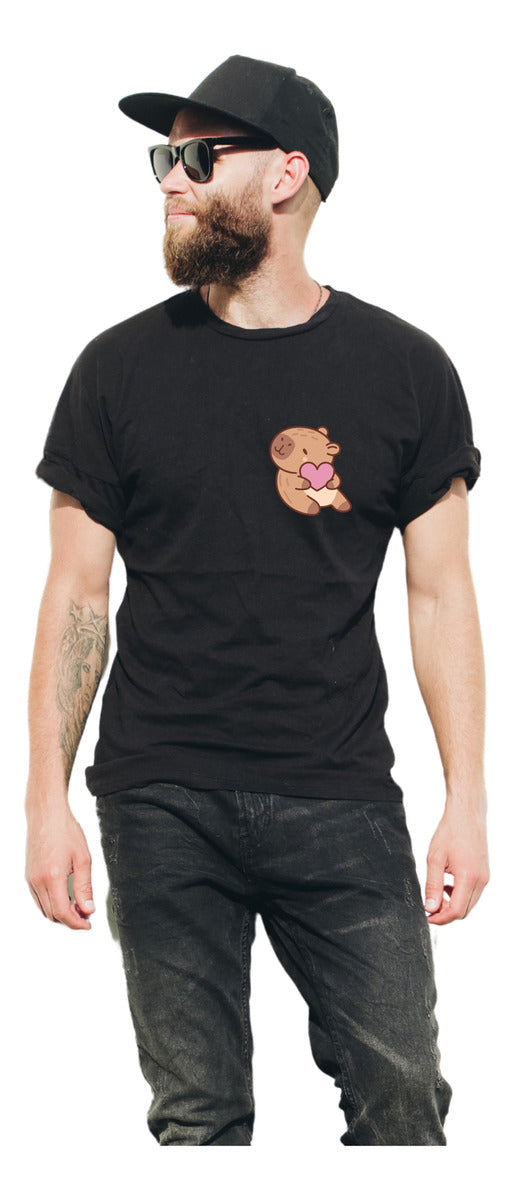 Playera Negra Hombre – Capibara con Corazón | Minimalismo Urbano Ajolotástico