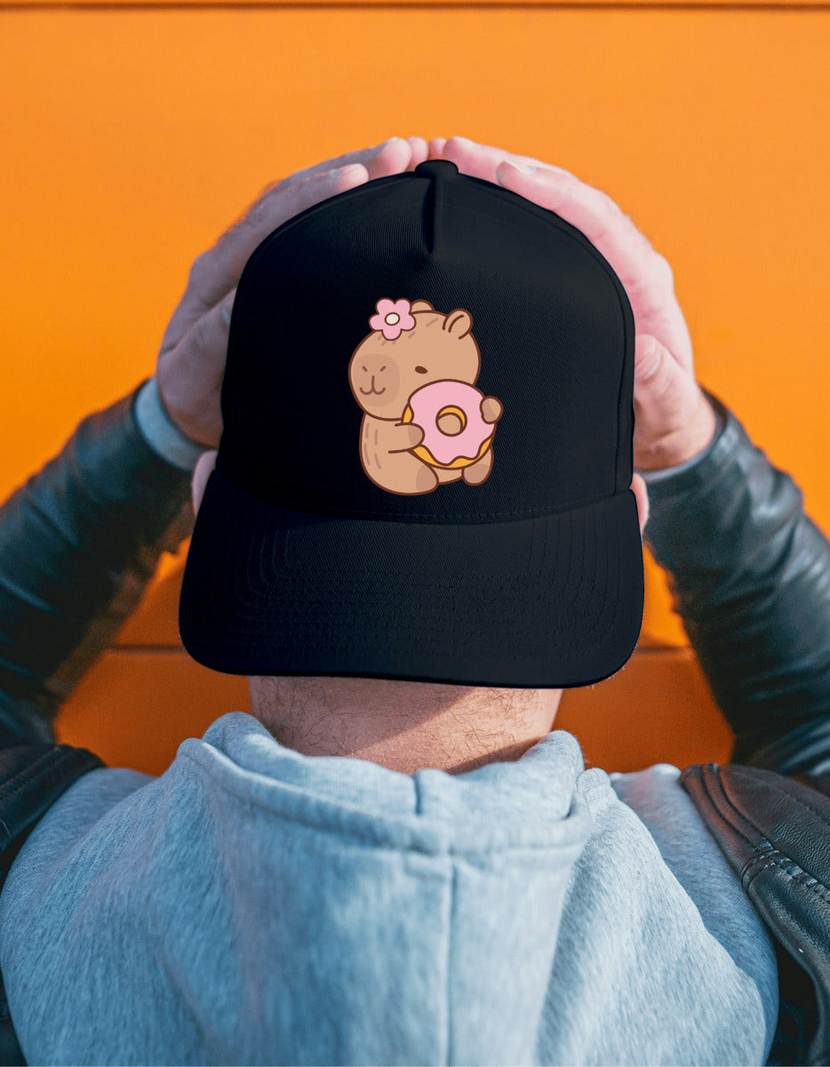 Gorra Negra Tipo Baseball – Capibara con Dona | Accesorios Unisex Ajolotástico