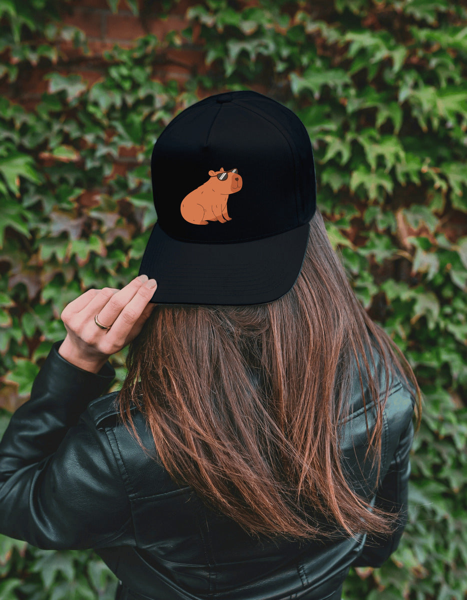 Gorra Negra Tipo Baseball – Capibara con Lentes | Accesorios Unisex Ajolotástico