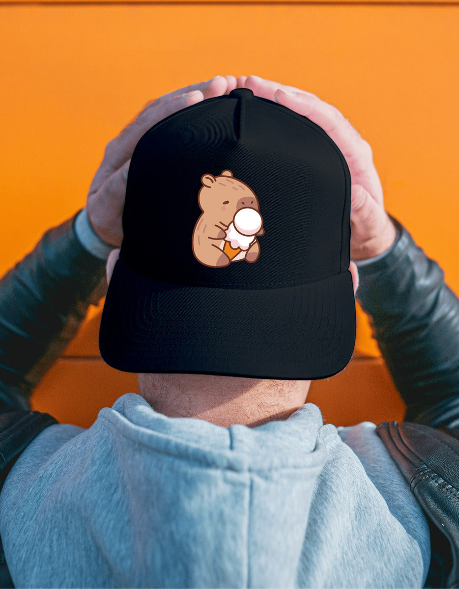 Gorra Negra Tipo Baseball – Capibara con Helado | Accesorios Unisex Ajolotástico