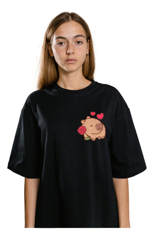 Playera Negra Mujer – Capibara con Rosa y Corazones | Minimalismo Urbano