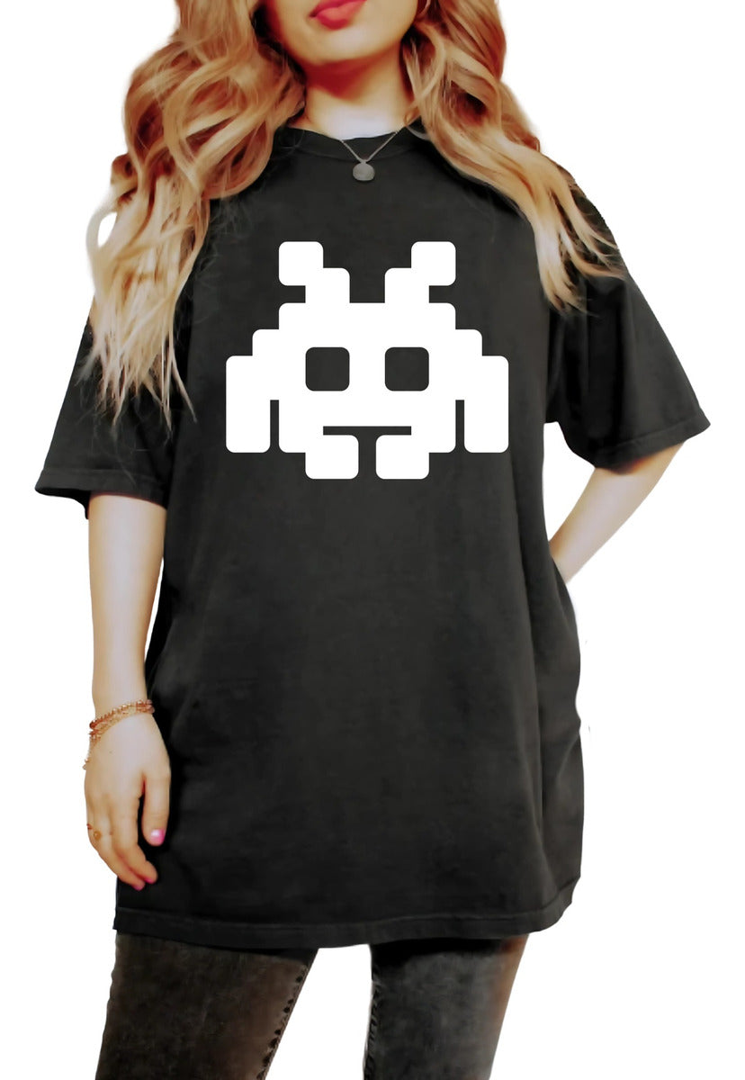 Playera Blanca y Negra Mujer – Marciano Pixel Art Minimalista | Minimalismo Urbano Ajolotástico