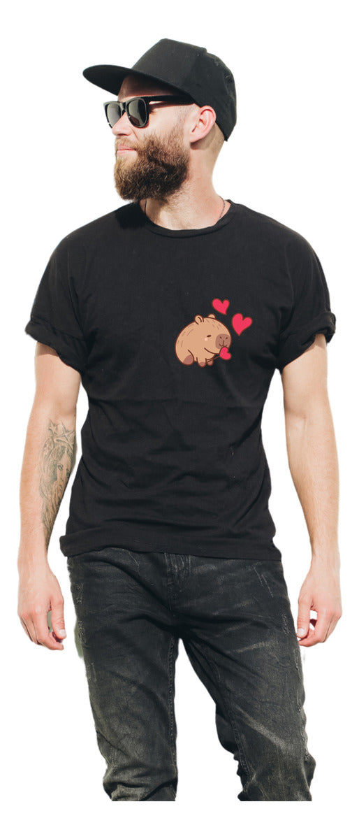 Playera Negra Hombre – Capibara Enamorado | Minimalismo Urbano Ajolotástico