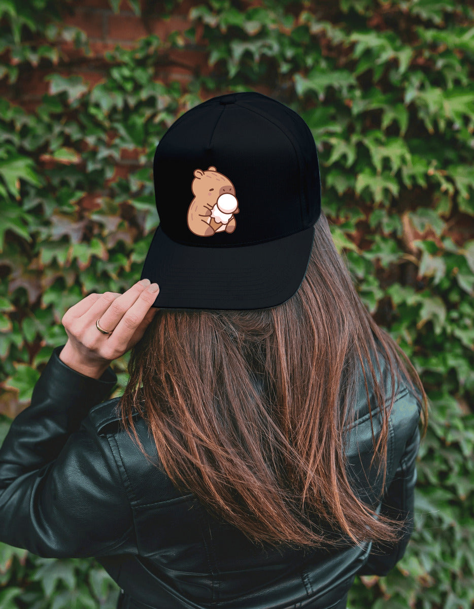 Gorra Negra Tipo Baseball – Capibara con Helado | Accesorios Unisex Ajolotástico