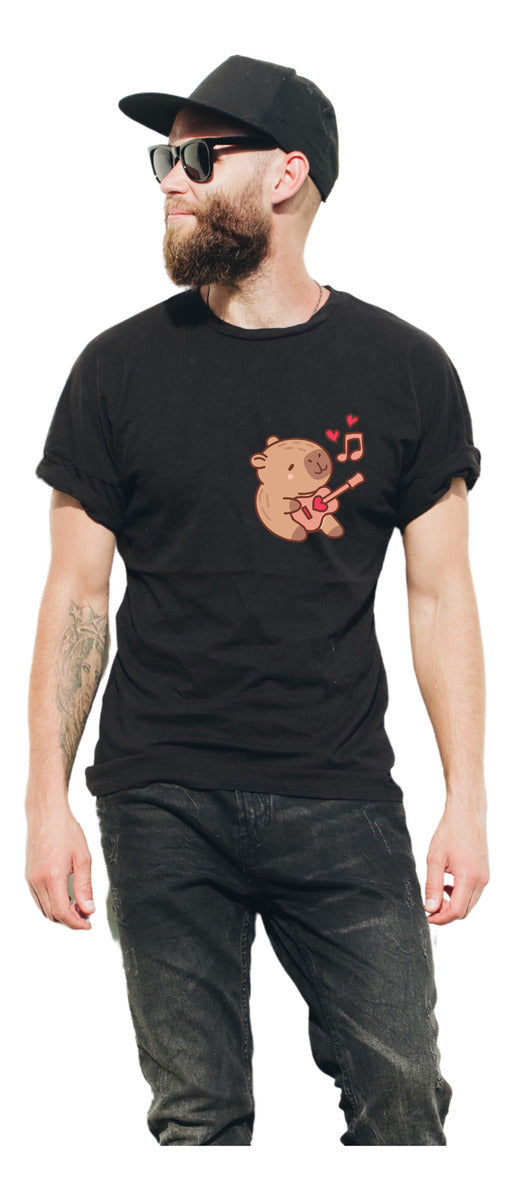 Playera Negra Hombre – Capibara Tocando Guitarra | Minimalismo Urbano Ajolotástico