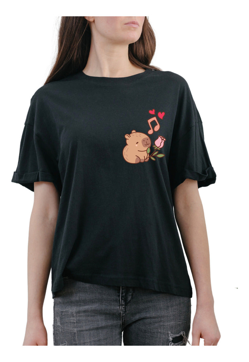 Playera Negra Mujer – Capibara Cantando con Corazones | Minimalismo Urbano Ajolotástico