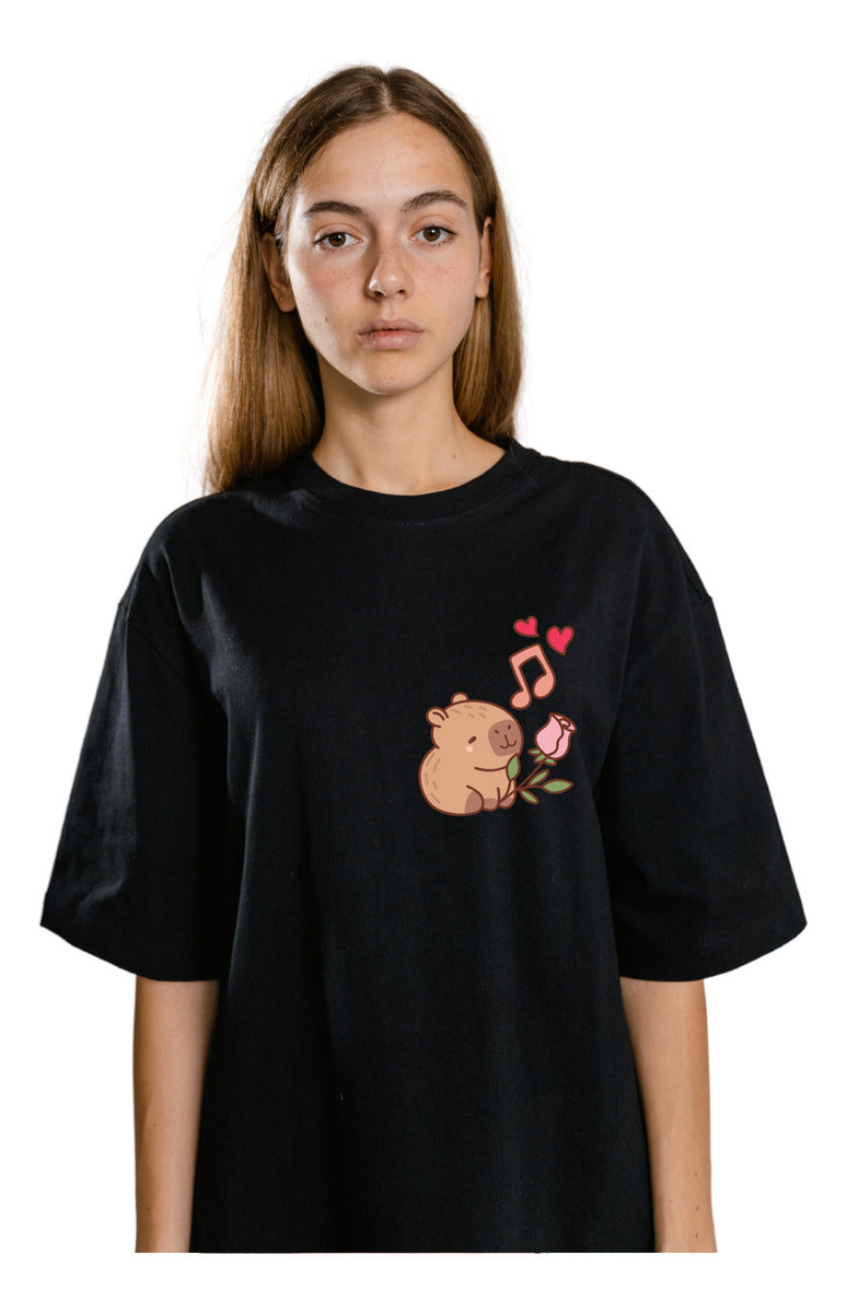 Playera Negra Mujer – Capibara Cantando con Corazones | Minimalismo Urbano Ajolotástico