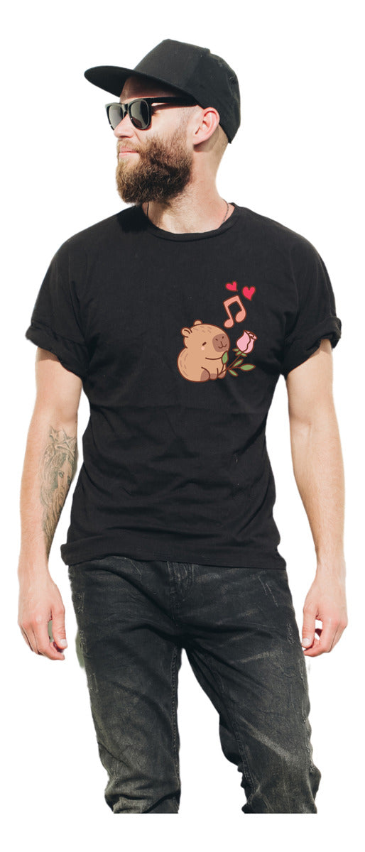Playera Negra Hombre – Capibara Cantando con Corazones | Minimalismo Urbano Ajolotástico