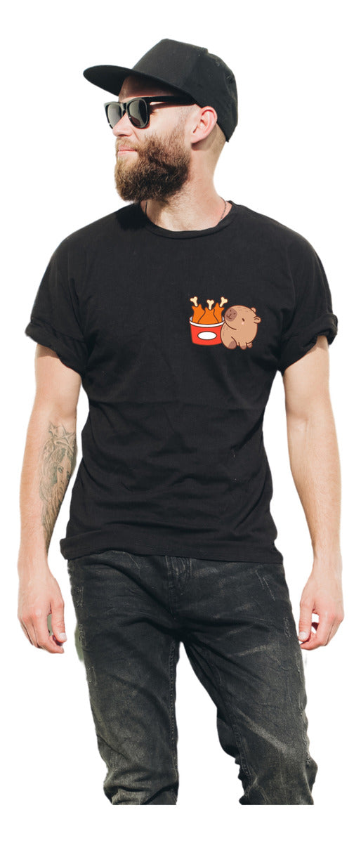 Playera Negra Hombre – Capibara con Pollo Frito | Minimalismo Urbano Ajolotástico