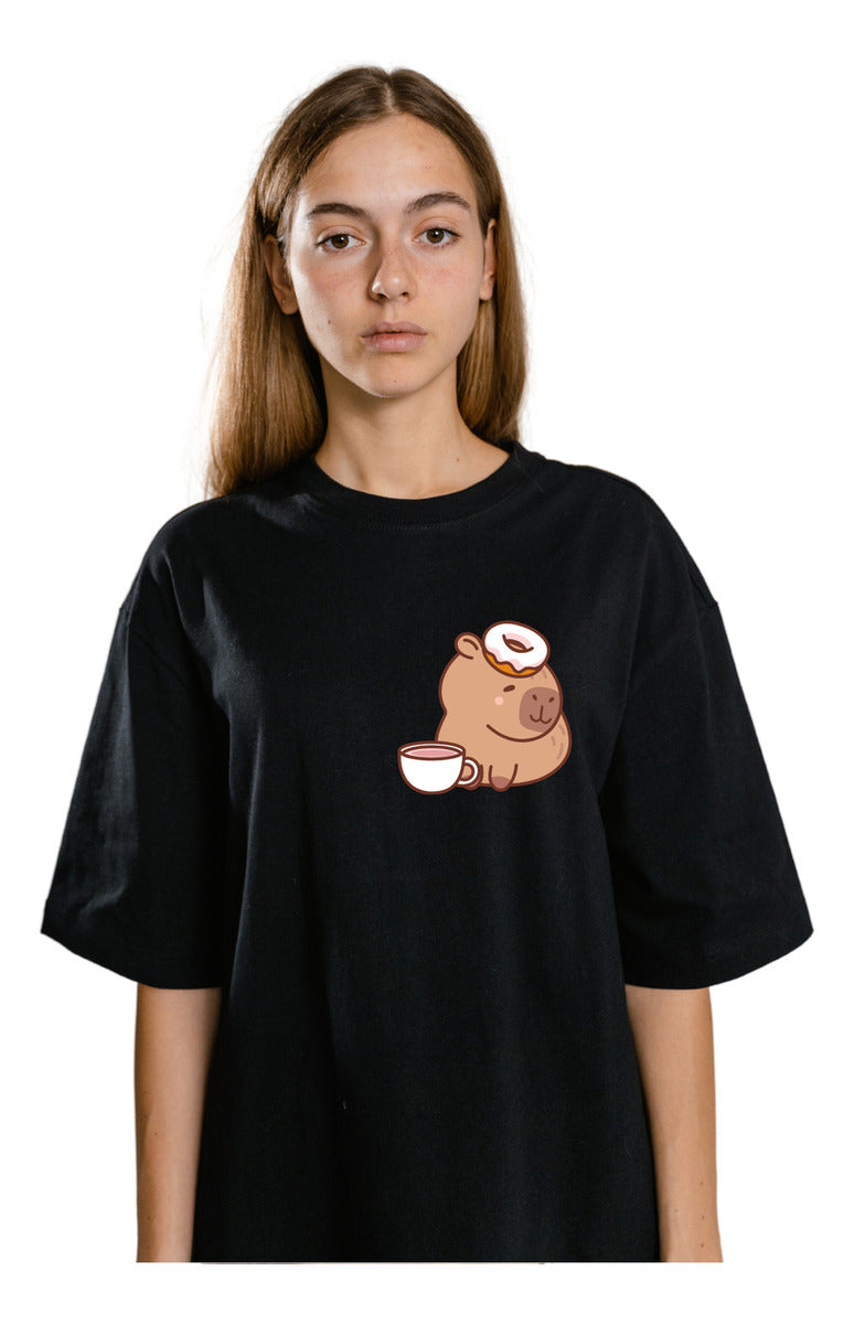 Playera Negra Hombre – Capibara con Dona y Café | Minimalismo Urbano Ajolotástico