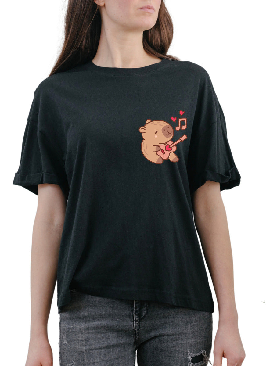 Playera Negra Mujer – Capibara Tocando Guitarra | Minimalismo Urbano Ajolotástico