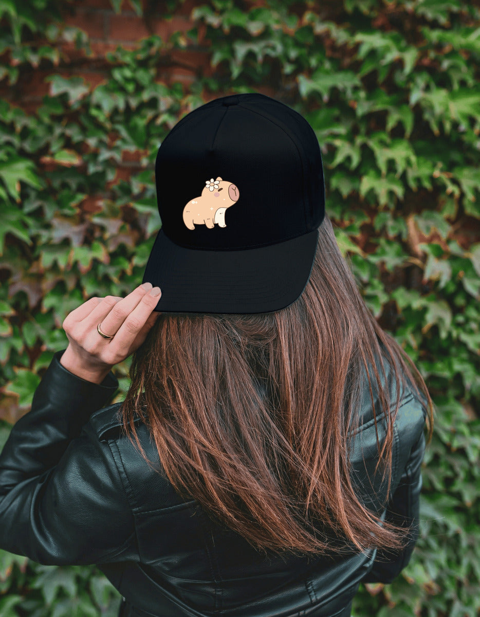 Gorra Negra Tipo Baseball – Capibara con Flor | Accesorios Unisex Ajolotástico