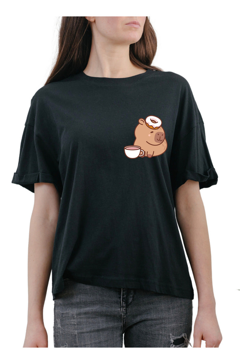 Playera Negra Hombre – Capibara con Dona y Café | Minimalismo Urbano Ajolotástico