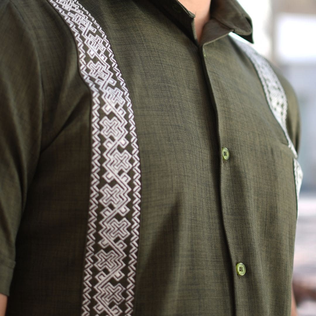 Camisa Guayabera Bordada Verde Olivo Manga/Larga LeMaan Tienda de Moda Artesanal