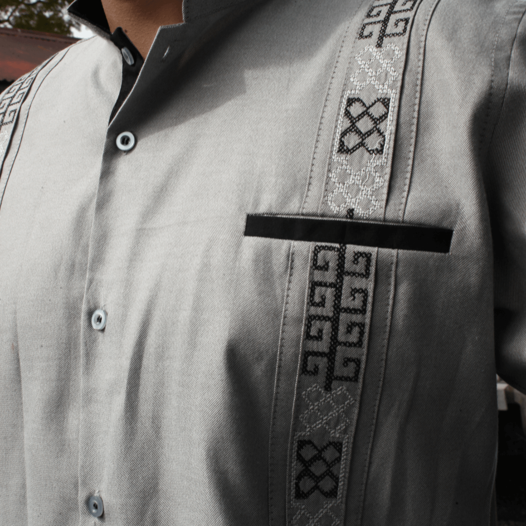 Camisa Guayabera Gris Claro Manga/Larga LeMaan Tienda de Moda Artesanal