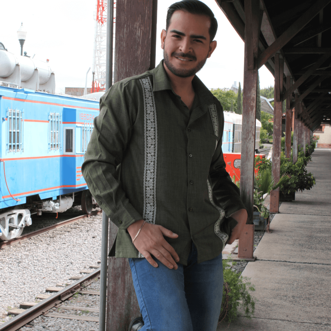 Camisa Guayabera Bordada Verde Olivo Manga/Larga LeMaan Tienda de Moda Artesanal