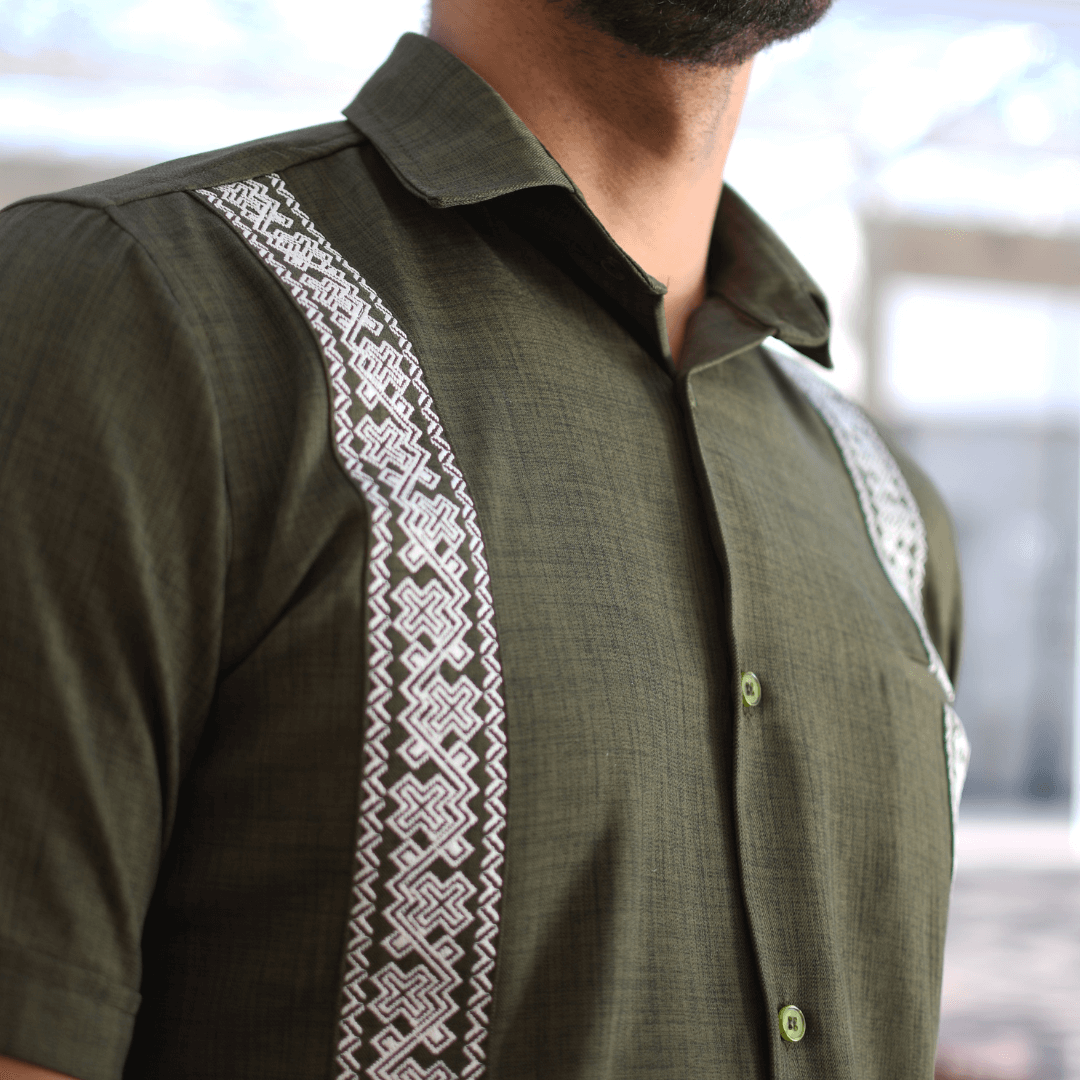 Camisa Guayabera Bordada Verde Olivo LeMaan Tienda de Moda Artesanal