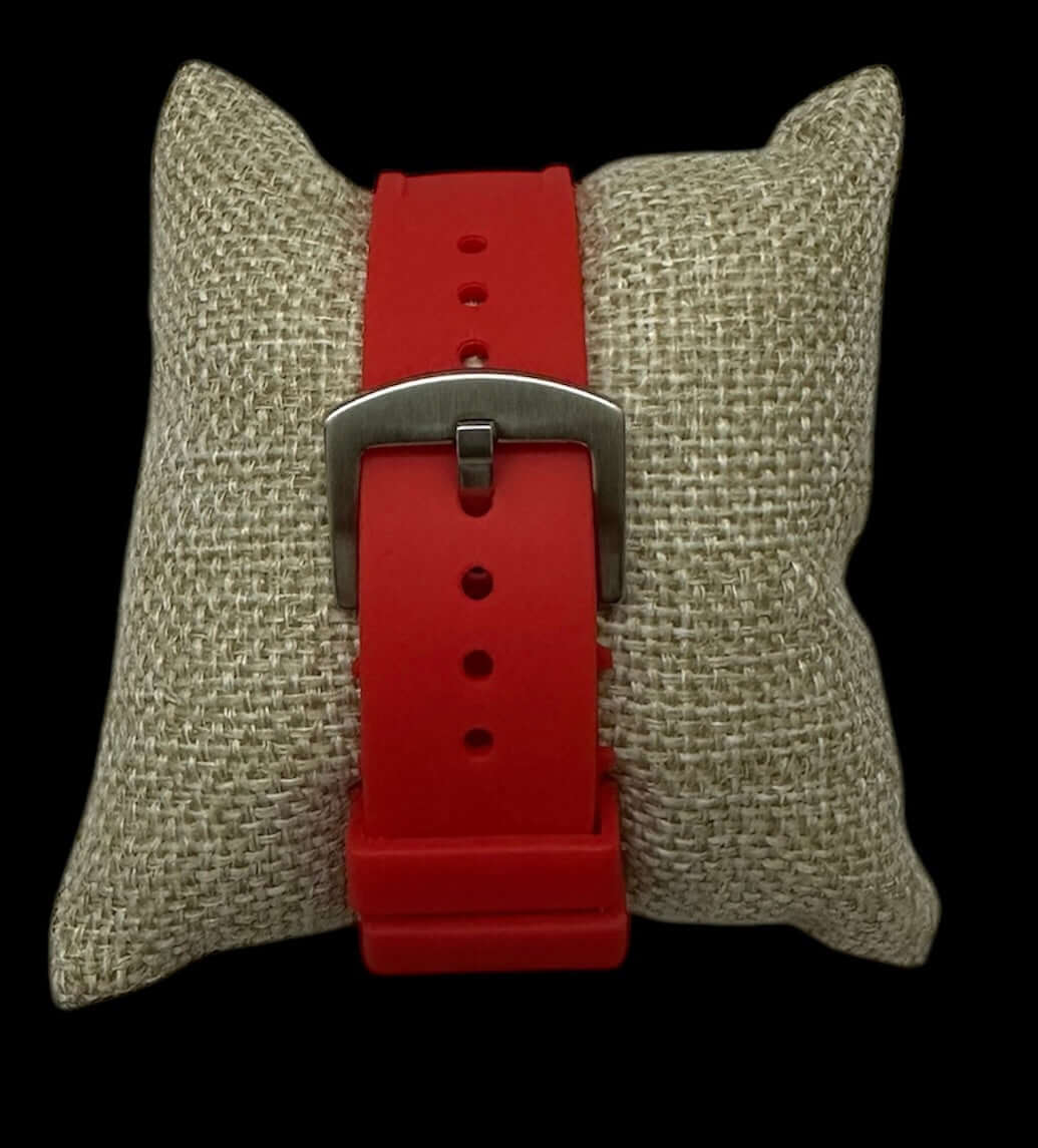 Reloj RM Rojo Ajustable con correa roja y hebilla de acero inoxidable sobre almohadilla decorativa.