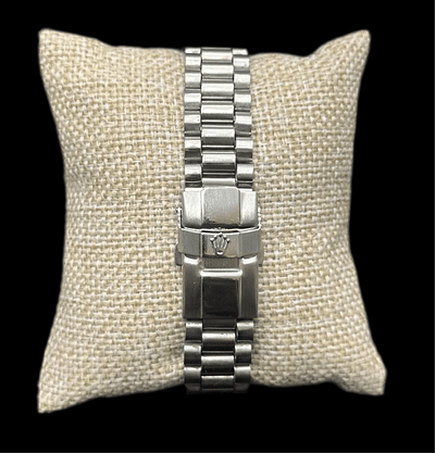 Reloj RLX Zirconias Fondo Negro sobre almohadilla de lino, acero inoxidable, elegante diseño.