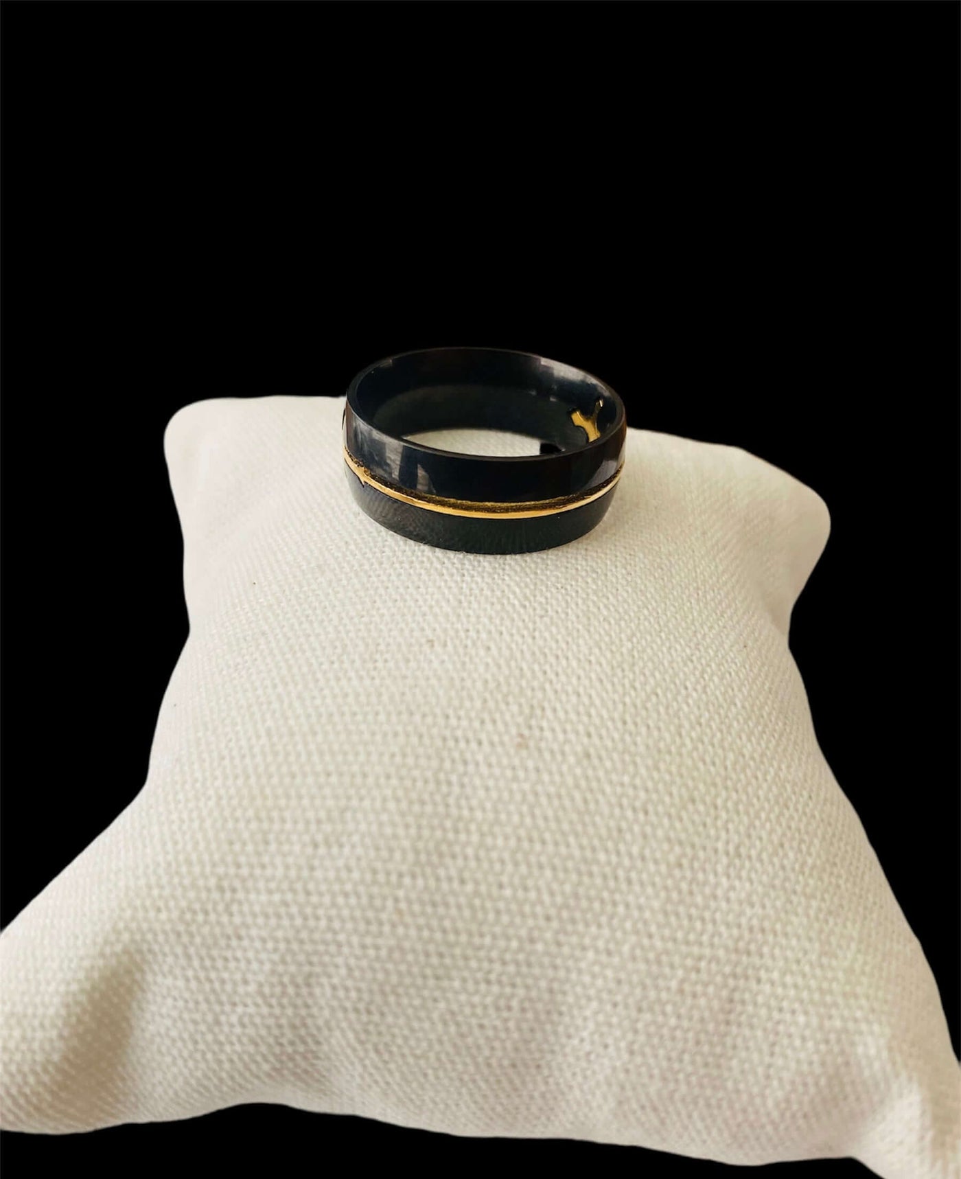 Anillo Negro Redondo Cruz Dorada All In Men Joyeria