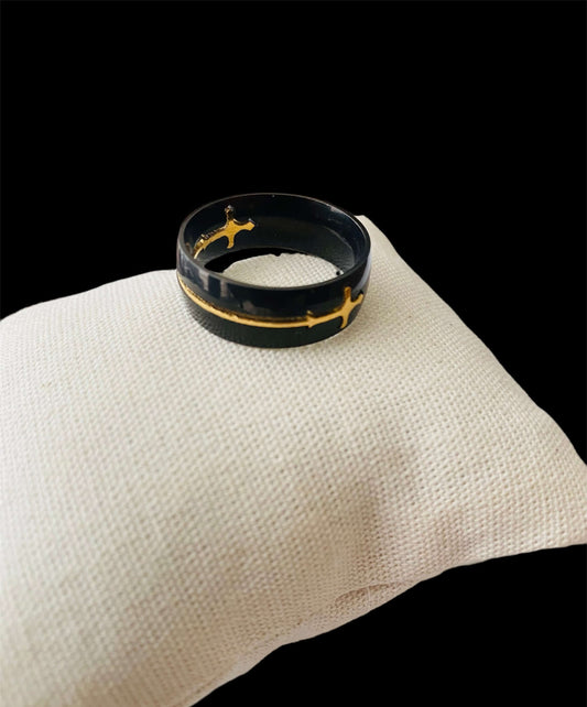Anillo Negro Redondo Cruz Dorada All In Men Joyeria